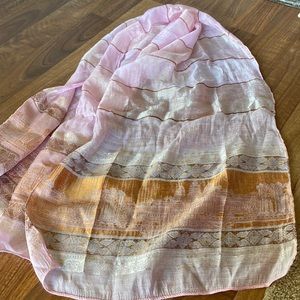 Beautiful scarf w print